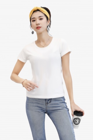 穿白T恤拿咖啡的漂亮女生