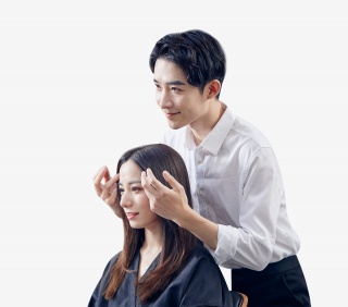 理发师给顾客理发