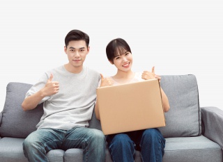 青年男女搬运纸箱