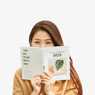 年轻女性看书