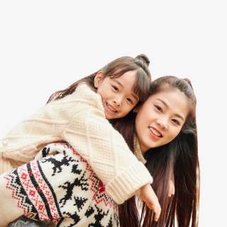 年轻妈妈背着女儿玩耍