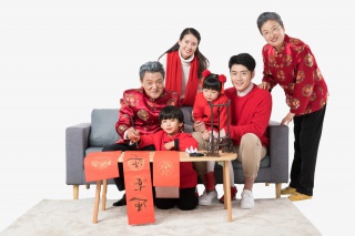 新年一家人写对联
