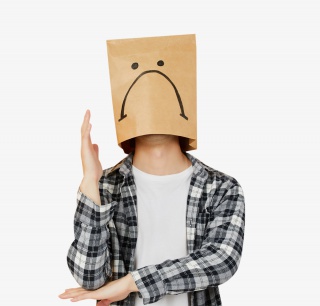 青年男性头戴纸袋