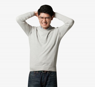 青年男性挠头思考