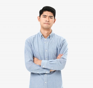 青年男性认真思考