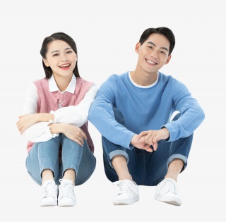情侣坐在地上