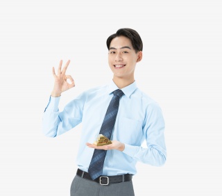 青年男性拿着金块OK手势