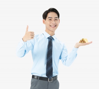 青年男性拿着金块