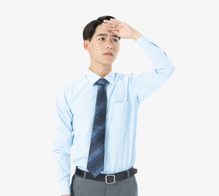 青年男性眺望