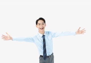 青年男性张开双手