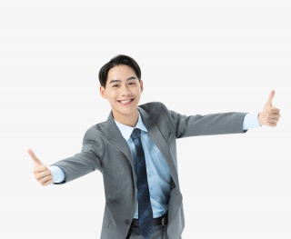 青年男性张开双手点赞