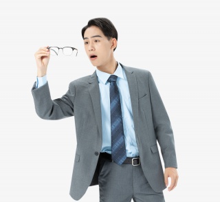 青年男性摘眼镜