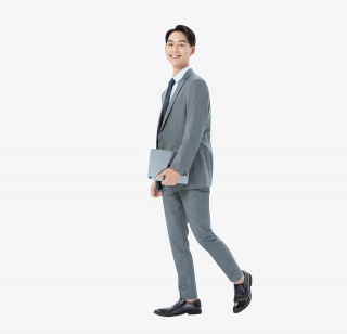 青年商务男性拿着笔记本电脑