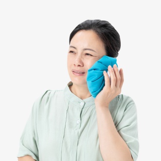 中年女性牙疼