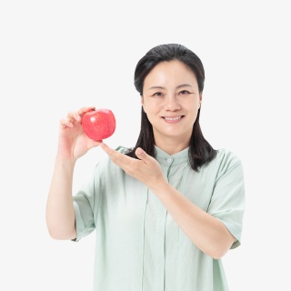 中年女性拿着苹果