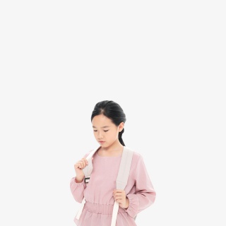 背着书包的小女孩