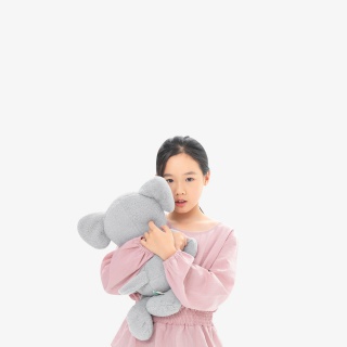 难过的女孩抱着玩具小象