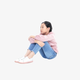 坐在地上的悲伤的小女孩