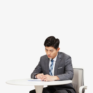 求职男性填写表格