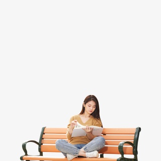 年轻女性阅读