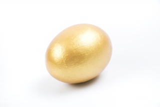 金色镀金鸡蛋特写