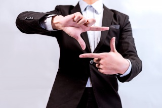 商务人士西装人士双手框架高清图片
