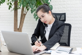 女性职场接听电话记录