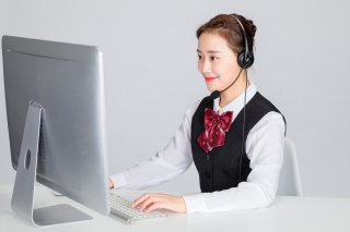 接听电话的客服美女