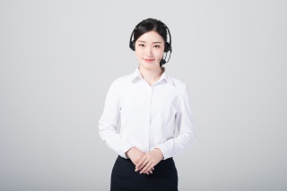 头戴耳机的女性客服形象