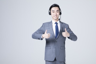 戴着耳麦的商务男士