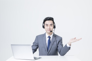 电话客服的商务男士
