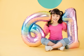 抱着气球的小女孩
