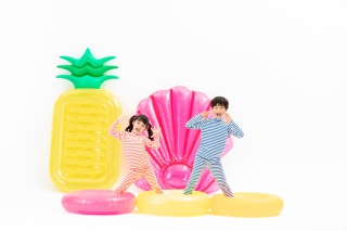 坐在泳圈里快乐玩耍的小朋友