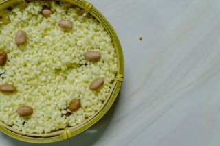 竹篮里的糯米花生图片