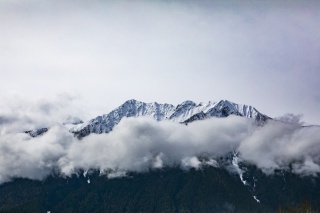云雾环绕的雪山