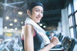 运动女性健身跑步